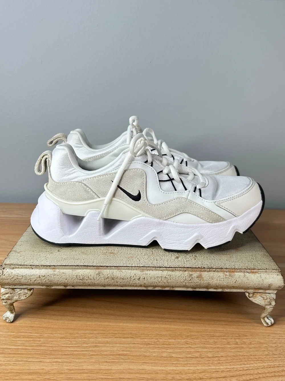 Nike White Sneakers Size 8 Tennis Shoes RYZ 365 Summit - Picture 13 of 16